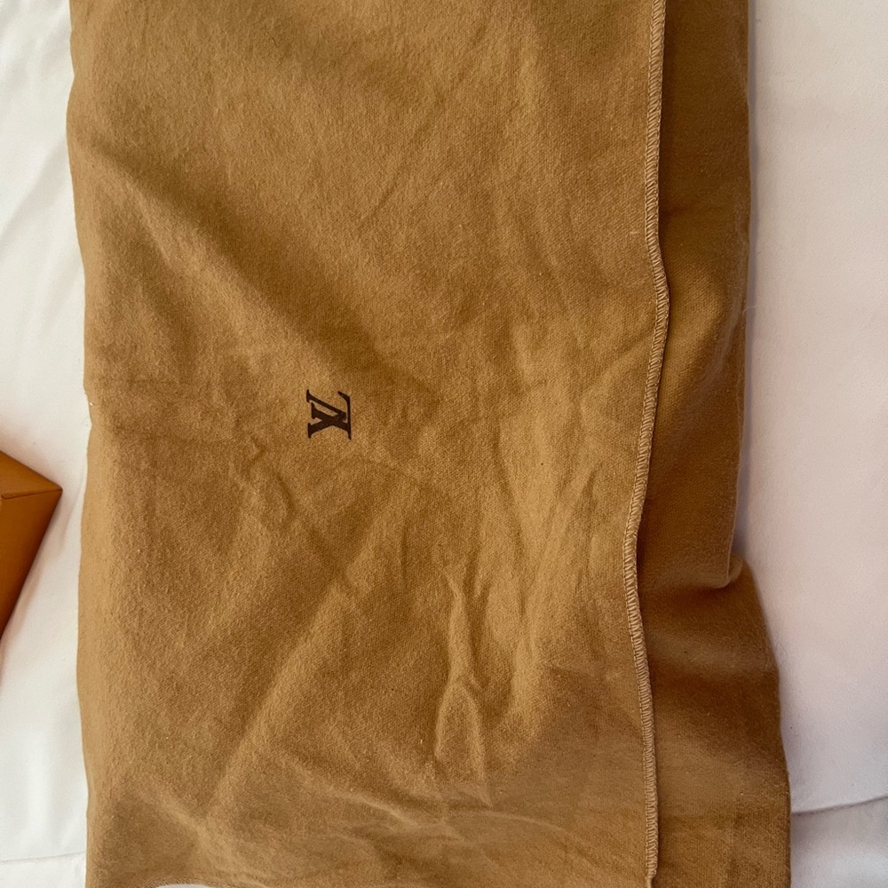 Louis Vuitton messenger bag. Good preloved condition. - Picture 3 of 10